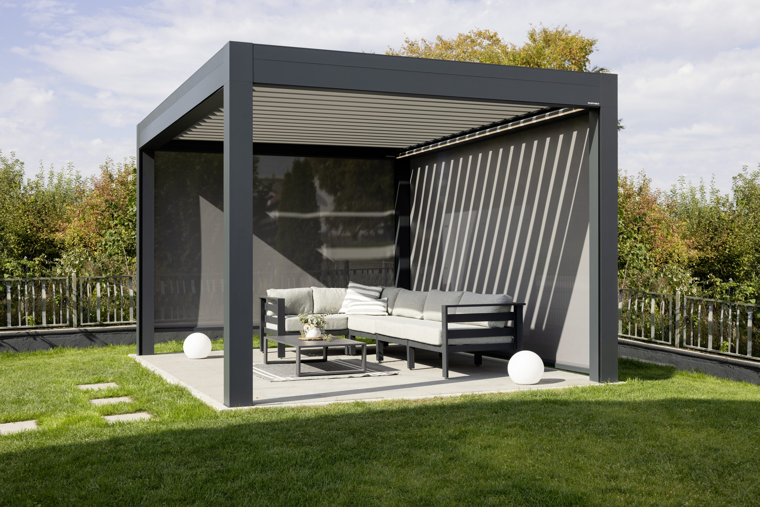 Pergola mit seitlichen ZIP-Screens als Windschutz