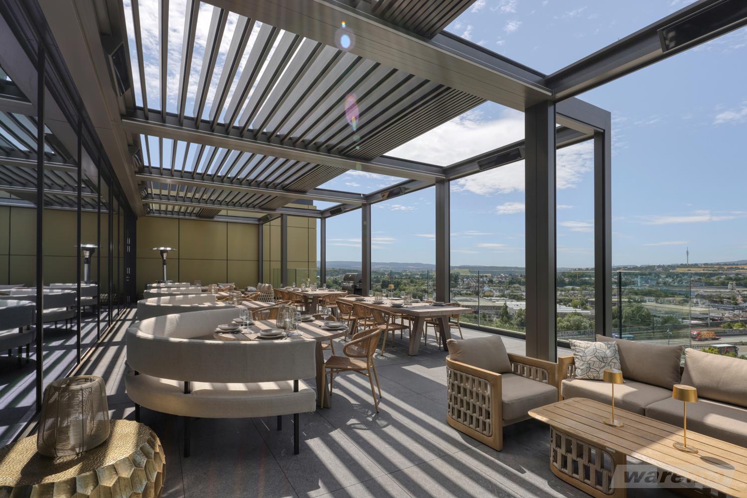 Aneinandergereihte Lamaxa Line Lamellendächer über einer Gastronomie-Terrasse