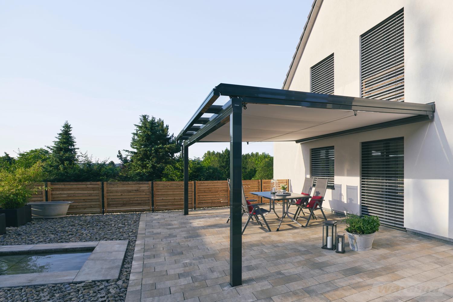 Terrassenüberdachung an einem Wohnhaus mit Pool